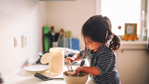 Alete bewusst Mädchen backt Kuchen